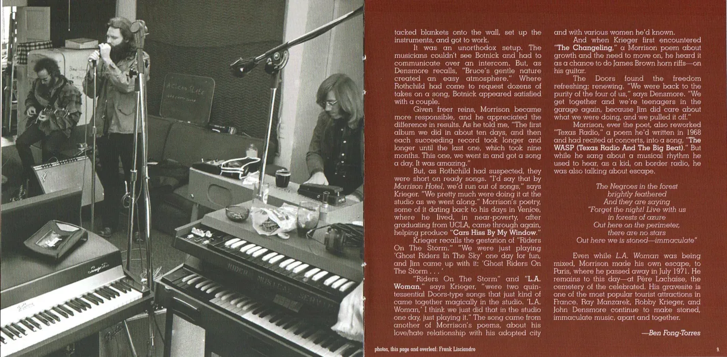 Doble página interior del booklet de L.A. Woman mostrando créditos y fotografías de la banda