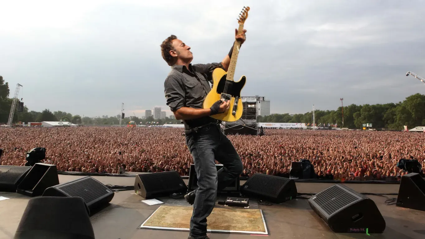 Fanart de Bruce Springsteen en concierto obtenido mediante scraping de MediaElch, mostrando la calidad de las imágenes que se pueden descargar para enriquecer la biblioteca musical
