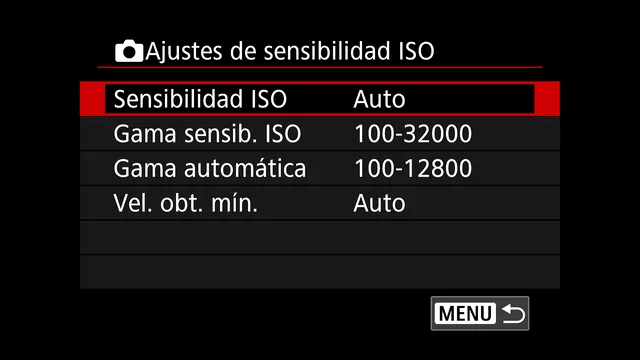 Menú «Ajustes de sensibilidad ISO» de la Canon R7 con la sensibilidad en Auto, la gama automática limitada a ISO 100-12800 y la velocidad de obturación mínima en Auto