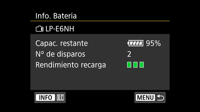 Pantalla de información de batería de la Canon R7 con una batería LP-E6NH: capacidad restante del 95 %, 2 disparos y rendimiento de recarga con las tres barras verdes, que indica que la batería está en buen estado