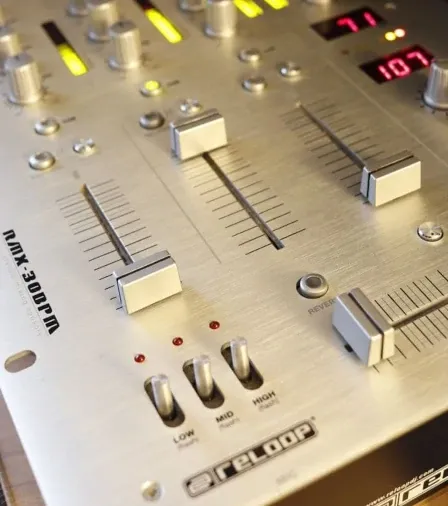 Mesa de mezclas Reloop RMX-30BPM