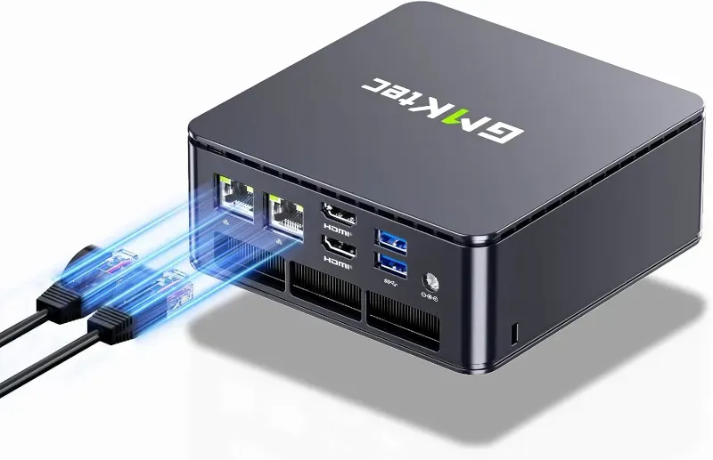 GMKtec G11 — doble NIC 2.5G Mini PC GMKtec G11 con dos cables de red conectados a sus puertos Ethernet 2.5G, junto a los puertos HDMI y USB del panel frontal.