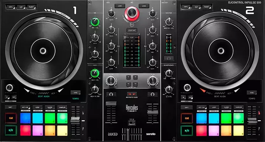 Vista superior del Hercules DJControl Inpulse 500 Vista superior del Hercules DJControl Inpulse 500 con sus dos jog wheels, sección de mezclador central con ecualizador y VU meter, pads de colores y faders de canal.