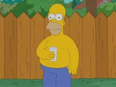 Homer Simpson participando en el Ice Bucket Challenge