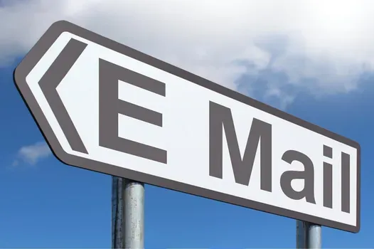 Icono de correo electrónico con terminal de comandos