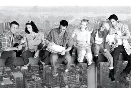 Logo de la serie Friends con el icónico sofá naranja