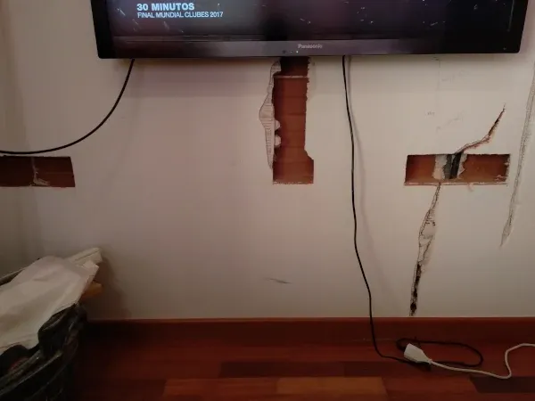 Regatas inferiores y entrada/salida de cables Regatas inferiores para enchufes