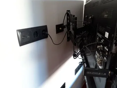 Vista trasera del televisor, a falta de cables Vista trasera del televisor