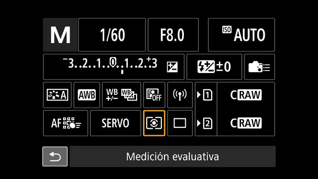Pantalla de control rápido de la Canon R7 en modo M, a 1/60 s, f/8 e ISO automático. El icono de modo de medición está resaltado en naranja y en la parte inferior se lee «Medición evaluativa».