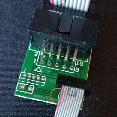 Pin 1 del adaptador con hilo rojo