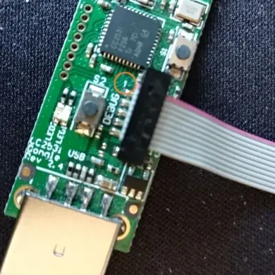 Pin 1 del dongle con hilo rojo